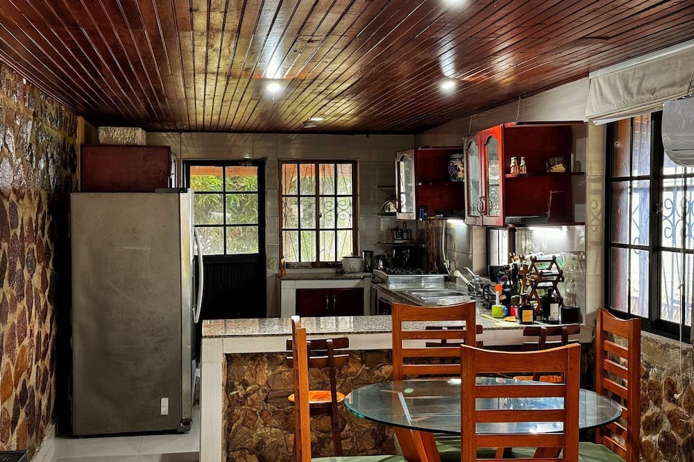 Aguamansa Cabin | Charming 2-bedroom cabin in lovely Providencia with AC, WiFi