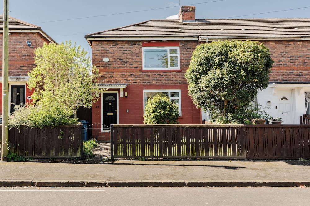 Salford House | Long Stay 3BR House with Parking