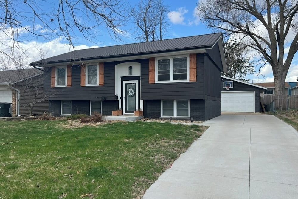 Cedar Rapids - Iowa City House | Executive, nursing & corporate travelers - 3br/2ba entire home close to highway!