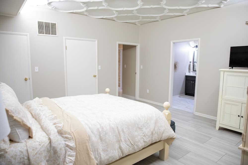 Terre Haute Apartment | Charming 2-bedroom apartment close to Universities in downtown Terre Haute.