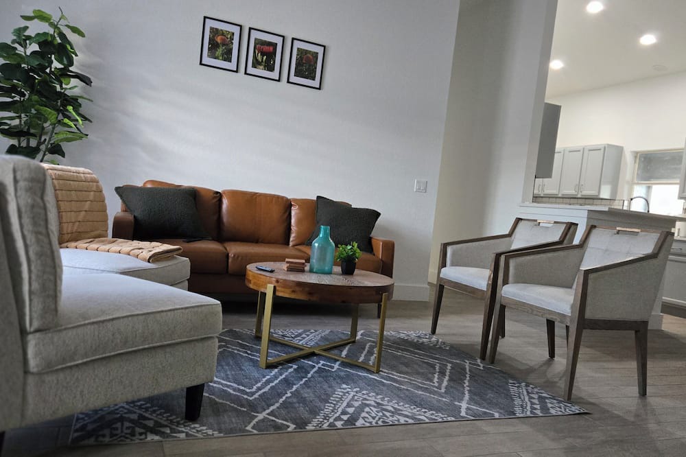 North Port House | Spacious 3BR SWFL Retreat: Cowboy Pool & Sunshine Awaits