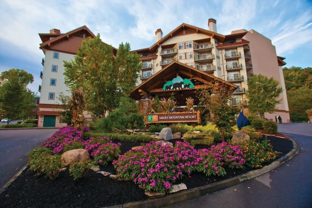 Gatlinburg Resort | Adventure Awaits at Our 2BR Gatlinburg Getaway – Walk, Splash, Explore!