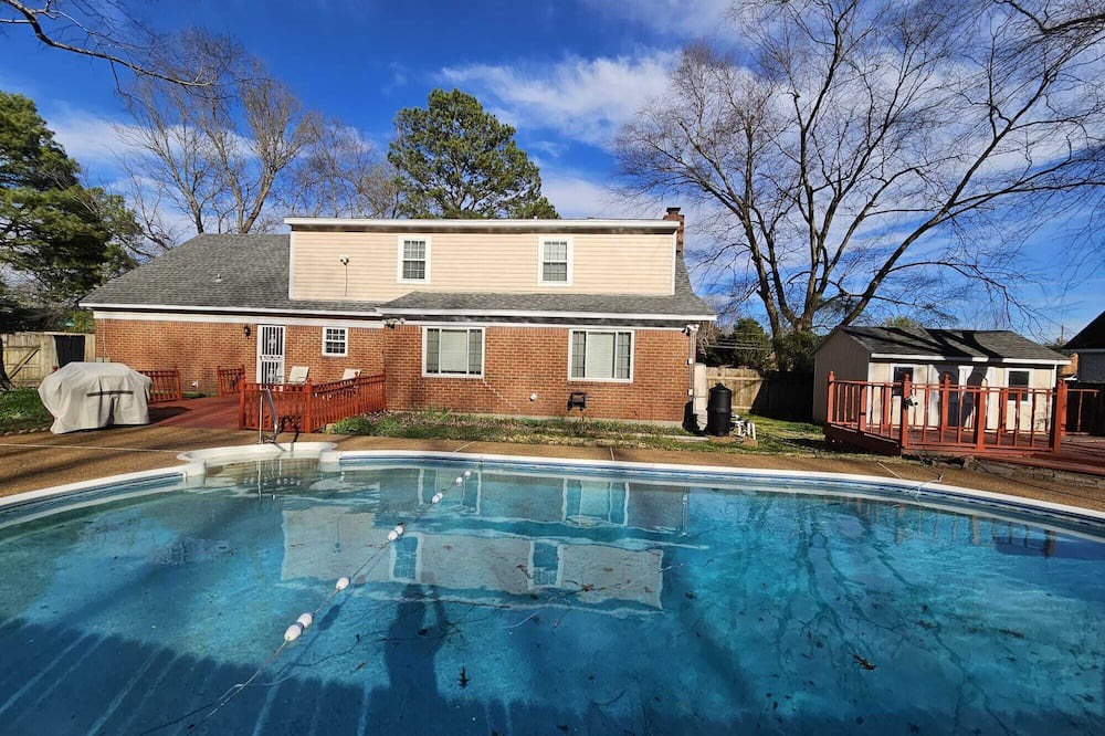 Southwind House | 5-BR Home with POOL Near Collierville - Primary Master Bedroom Downstairs.
