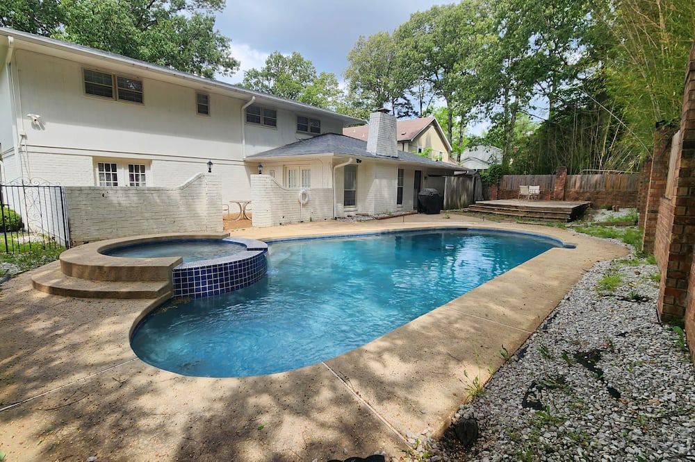 Cordova House | Southern-Inspired 5-BR Luxury Home with POOL & Jetted Tub - Simply Marvelous.