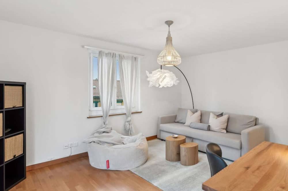 Center Apartment | Basic 3BR Stay with Balcony Near Zürich HB