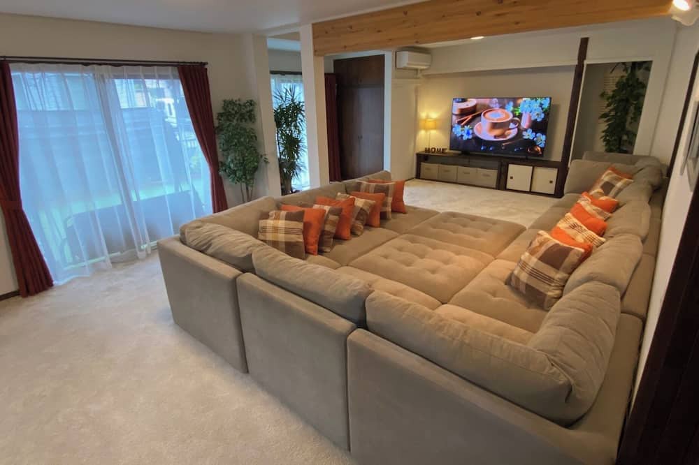 Midori House | The BIG Orange House with yard ! Direct bus from Haneda.