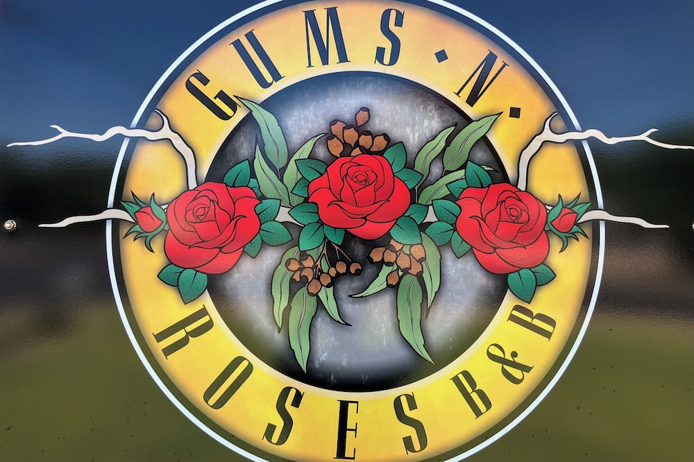 Tatiara Bed & Breakfast | Gums N Roses B&B Quiet & Central Location. Spacious For Family & Pet Friendly🌹