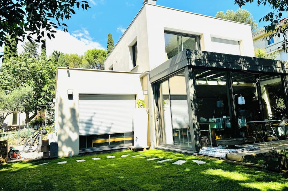 Saint-Eloi Villa | Design villa with glass roof and parquet flooring, garden and fitness center near downtown