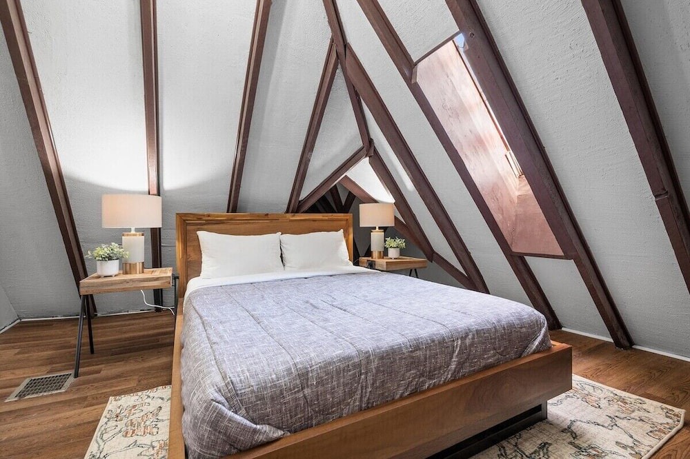 Shadyside Apartment | Shadyside/Pittsburgh, Modern & Unique 1 Bedroom with Free Parking