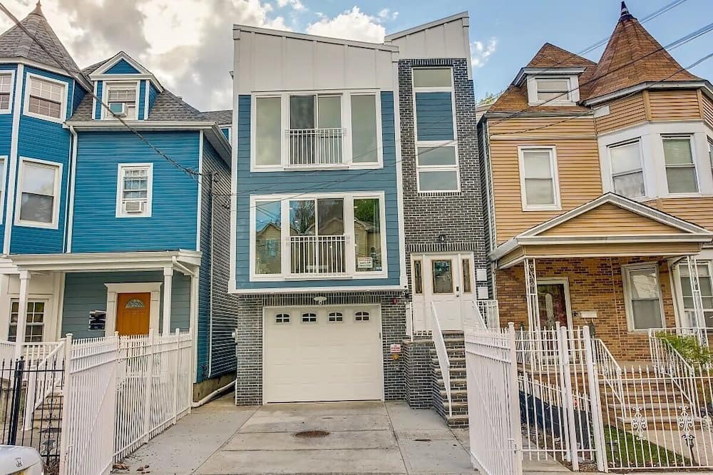 Ampere House | Spacious 6 Bedroom Home with NYC Access & Parking