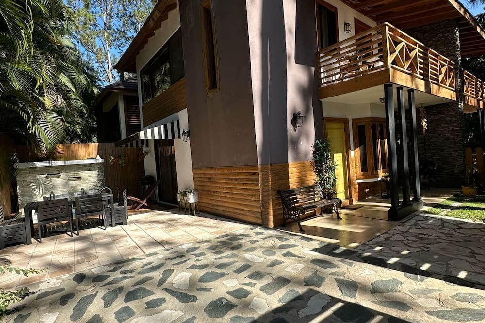 La Vega Province Cabin | 2.5-bedroom cabin in peaceful Jarabacoa with AC, WiFi. Enjoy nature