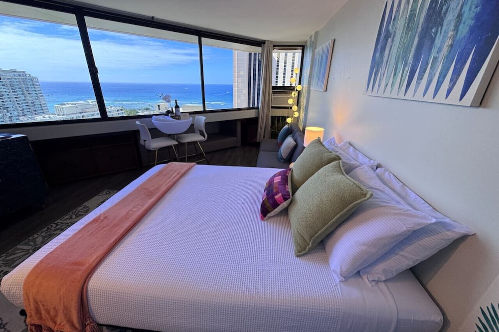 Waikiki Apartment | Romantic View walk to beach*shopping* Friday fun