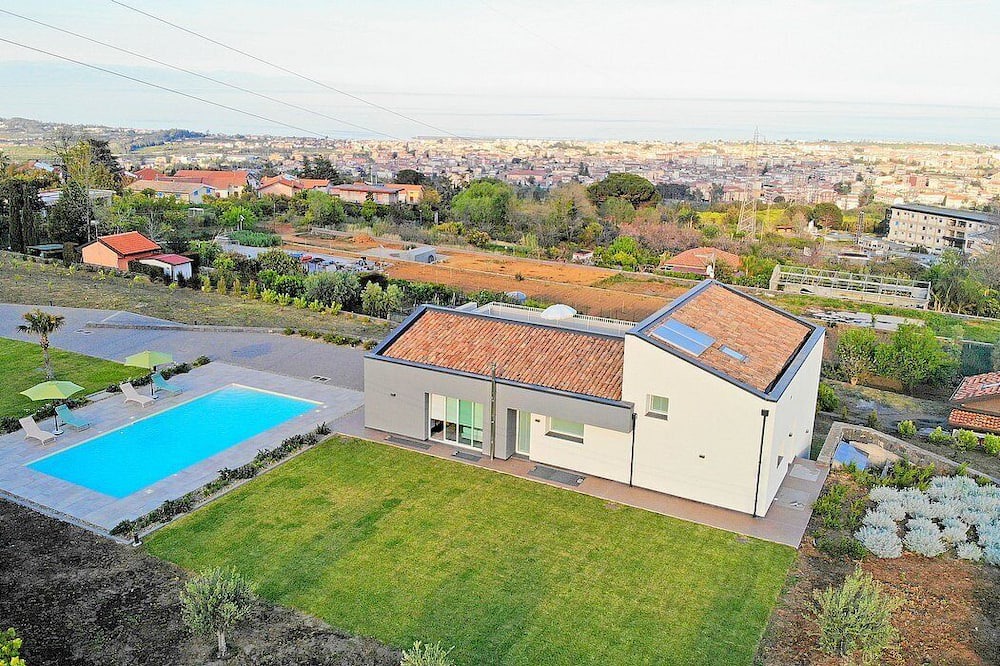 Coste Villa | Villa Brezza: A bright and sunny three-story villa situated in a quiet location, a few minutes from the town center, with Free WI-FI.