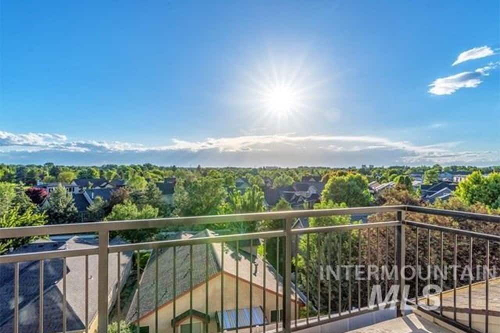 East End House | Spacious & Modern ~ Free E-Bikes ~ Pet-Friendly ~ Prime East End Location