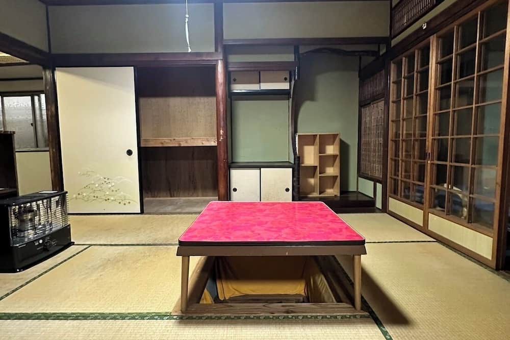 Beppu House | A 10-minute walk from Beppu Station! An old private house surrounded by buildings, full of privacy and seclusion. Antique items in the old house can be purchased if you like!