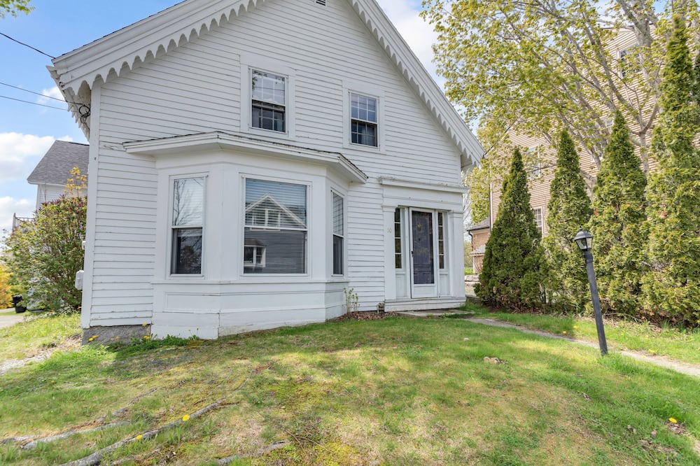 Castine House | Walk to harbor & Main St shops/restaurants. Front unit of Castine village house.