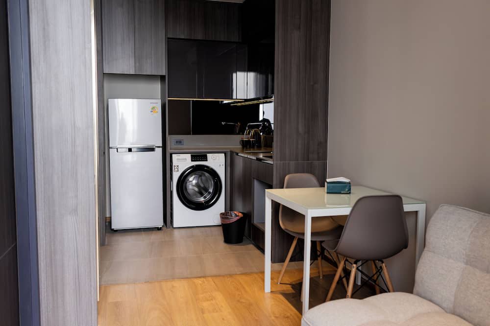 Ekkamai Apartment | 1BR-Thong Lor BTS 7mins, pool&gym with WiFi