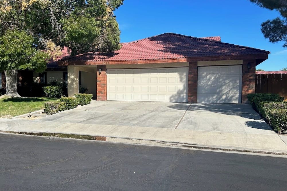 Ridgecrest House | Charming Large 3+ Bedroom 2.5 Bath Single Story House in Heritage Village.