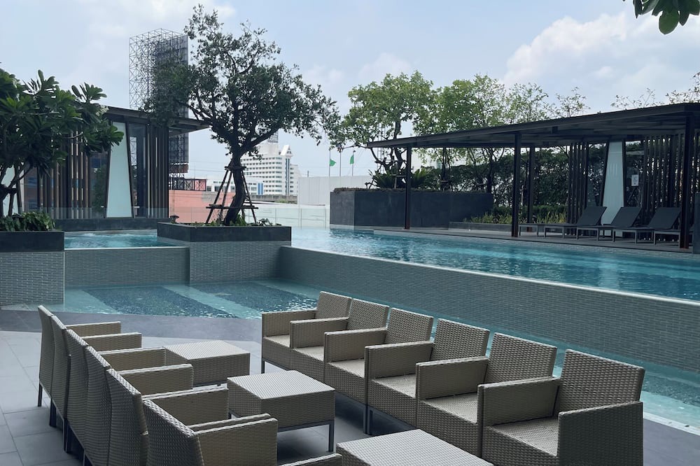 Khlong Tan Nuea Apartment | Modern 1BR Haven with Pool, Gym, and Sauna