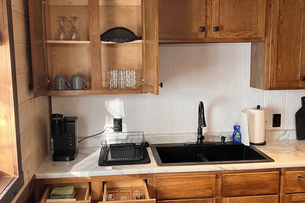 Palestine Apartment | Cozy 1-bedroom apartment in peaceful Palestine with WiFi, AC