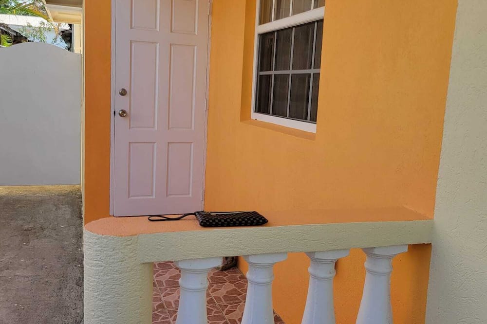 Little Battaleys Apartment | Nice 1-bedroom apartment in St Peter with WiFi