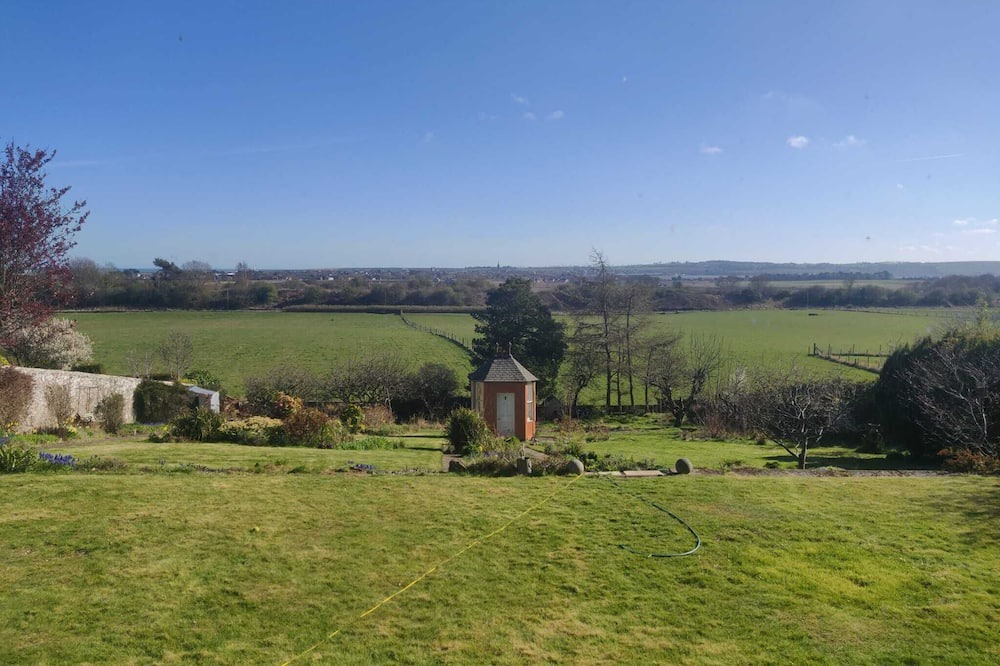 Montrose Apartment | Beautiful period property with amazing views, spacious rooms and a large garden.