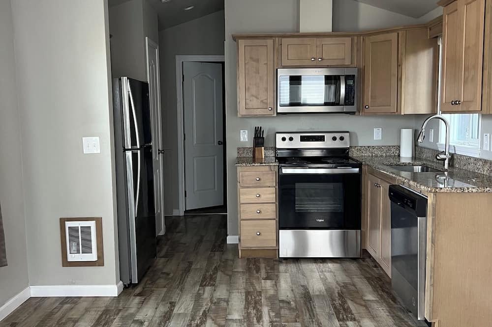 Moses Lake House | Charming bungalow on legacy golf coarse next to potholes reservoir.