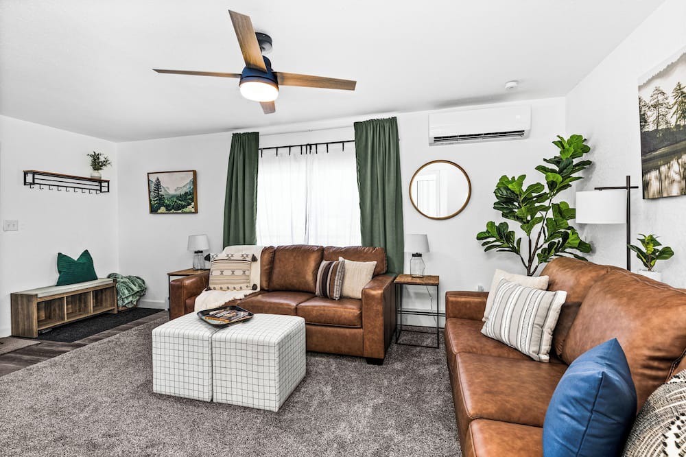 Two Harbors House | The Sly Fox-Renovated 2 Bdrm/1 Bath Dog-Friendly-Walkable to Brewery/Lake/Food