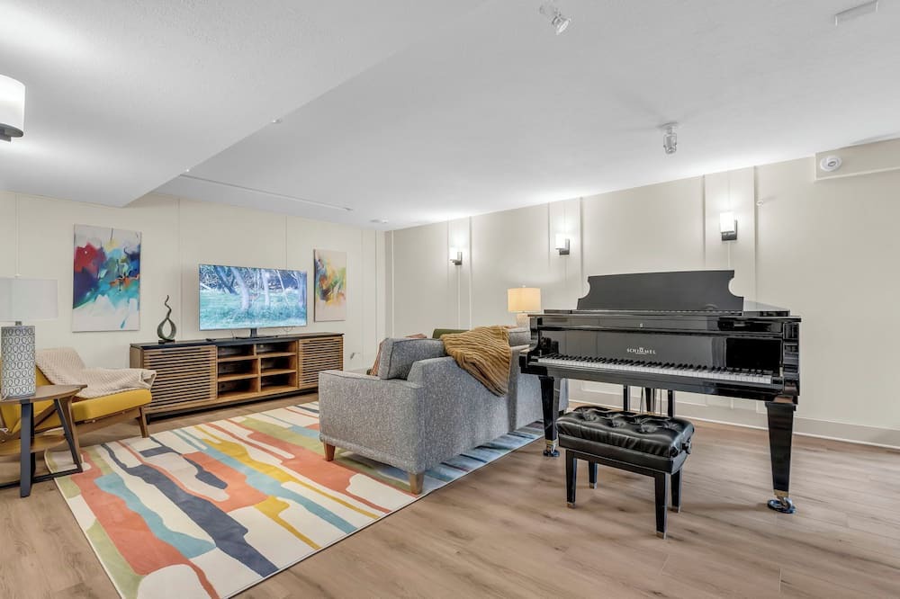 Overland Park Apartment | Piano Suite