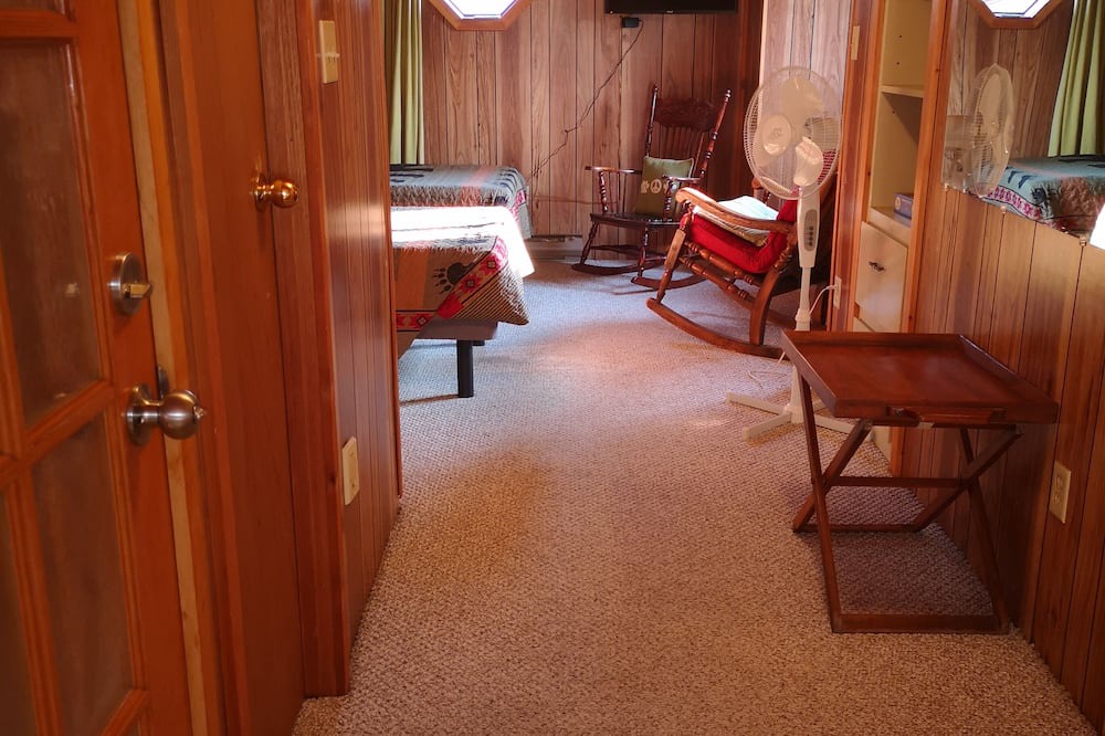 Lake Cowichan Apartment | Cozy studio with WiFi and AC in charming Lake Cowichan.
