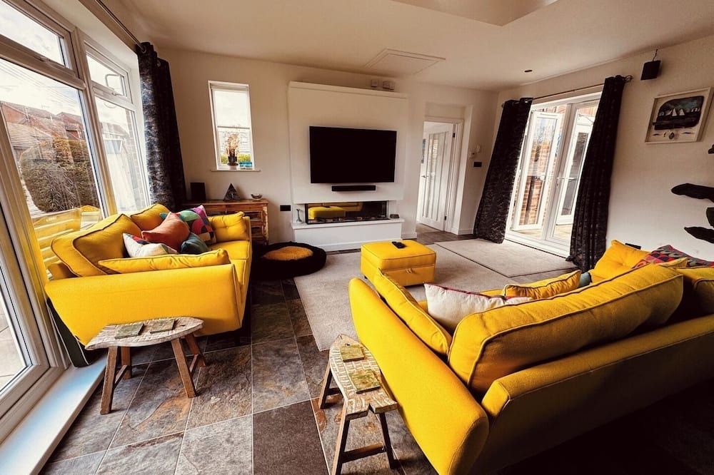 Pakefield House | Lowestoft 2-Bed Bungalow with Hot Tub and Spa Pool