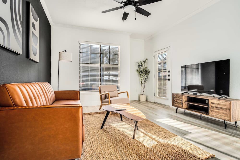 Glendale Sports and Entertainment District Apartment | Boulevard Stays 1BR by Stadium Pool, Parking, Gym 02