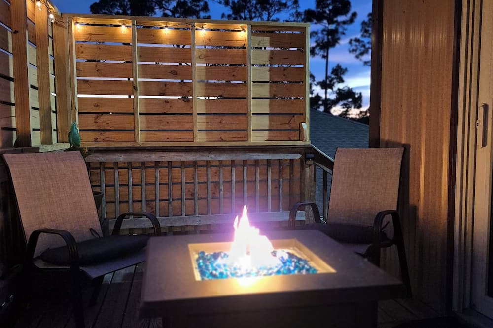 Hunt Club Apartment | Cozy 2-bedroom loft apartment in lovely Loxahatchee with private outdoor deck.