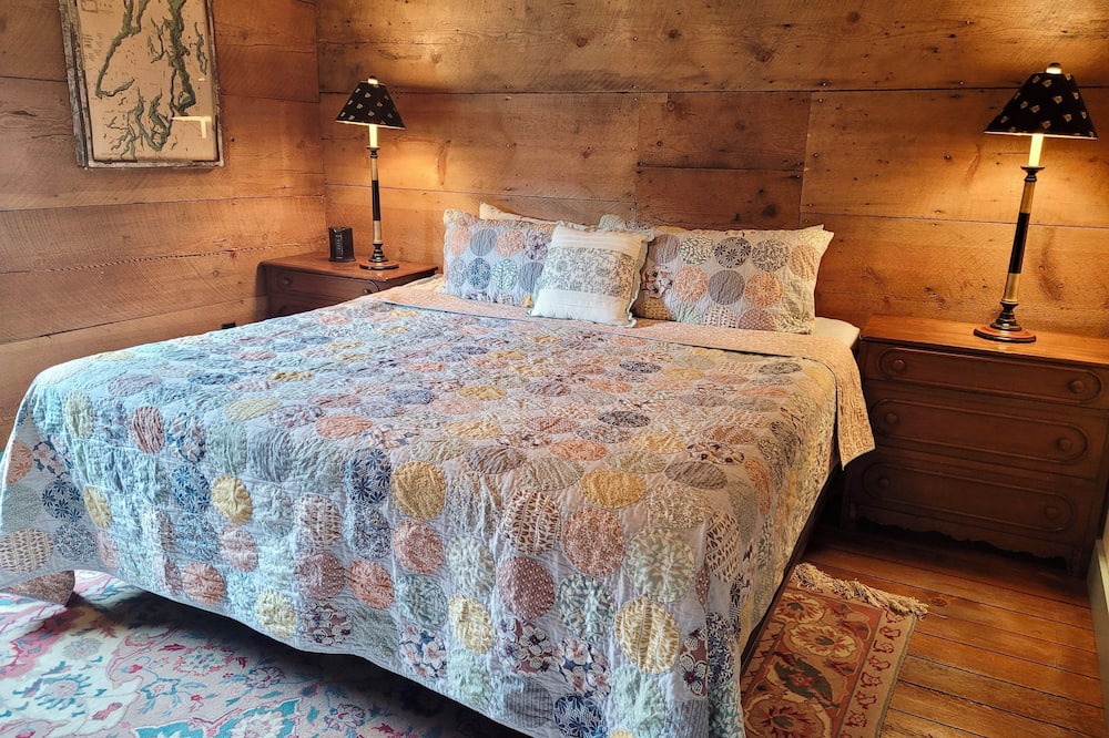 Winthrop Apartment | Guy's Place in the Historic Guy Waring House located in Downtown Winthrop