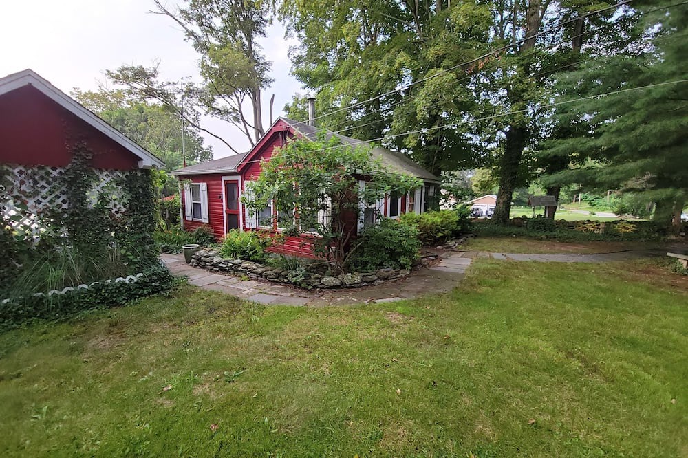 East Haddam Cabin | Cottage on the Moodus Reservoir go back in time enjoy a quite get away .