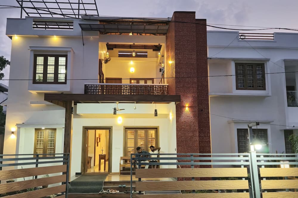 Alappuzha Villa | 4-bedroom villa in charming Alappuzha with AC, WiFi. Relax and unwind.