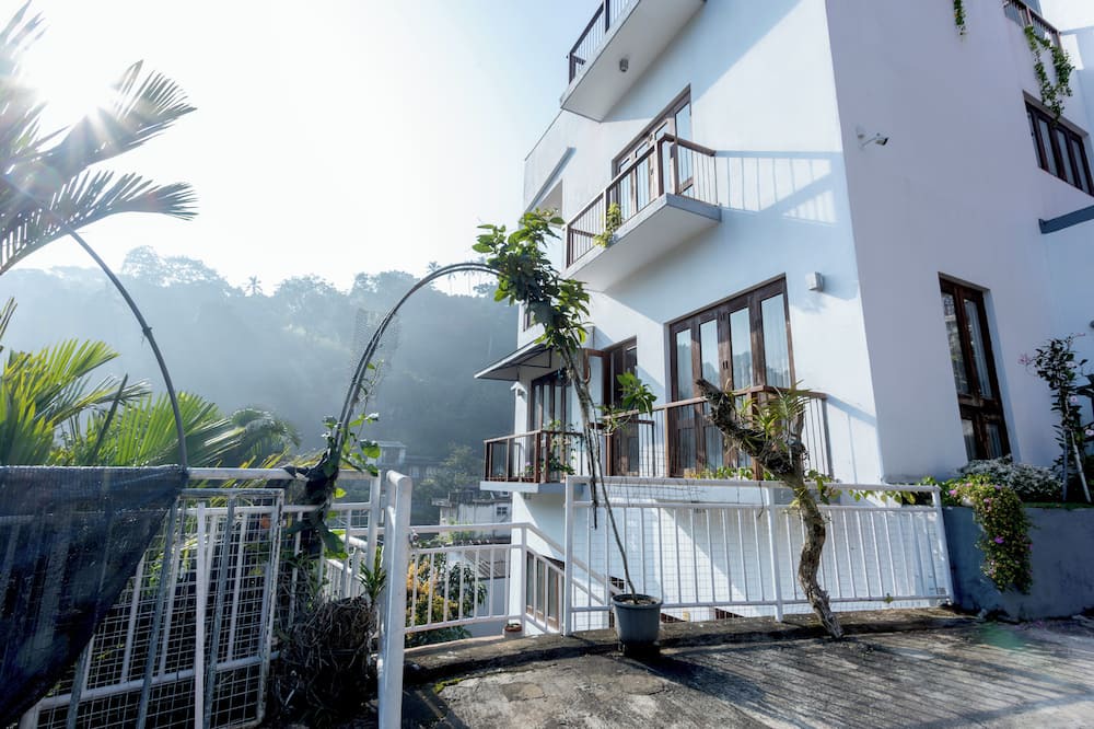 Kandy Apartment | Charming 2-bedroom apartment with AC, WiFi - 10mins Walk to Kandy Lake & Temple