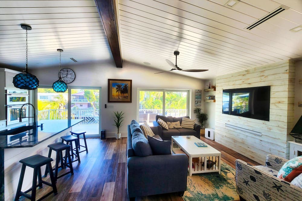Tavernier House | 2 Bedroom Updated Canal Home