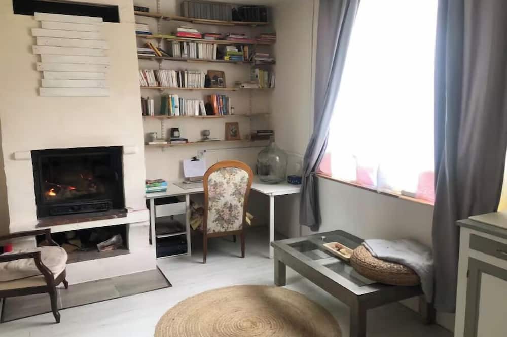 Saint-Germain-des-Fosses Apartment | Quiet studio overlooking the garden. Pets at no extra charge