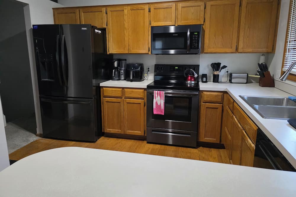 Bellevue House | Charming 3-bedroom house with AC, WiFi in welcoming Bellevue