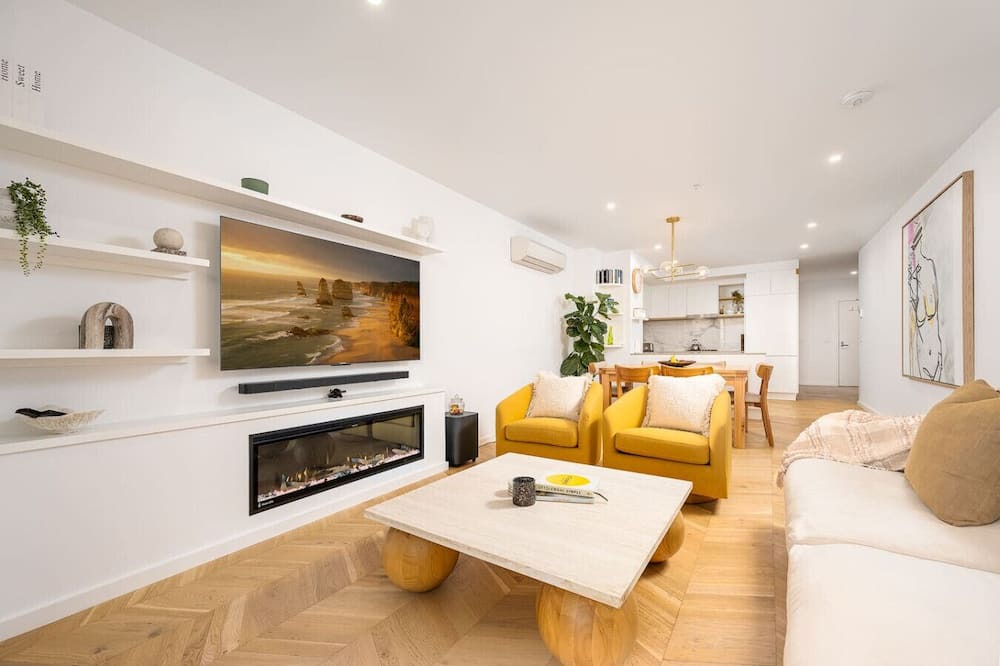 Preston Apartment | Spacious City Fringe Charm – Pool, Balcony & Park