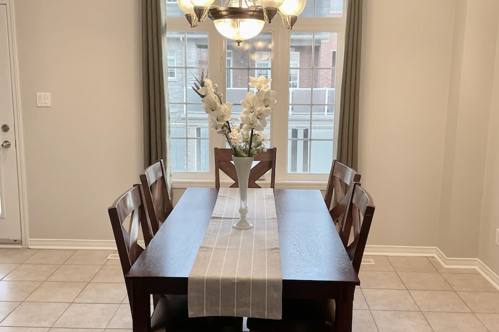 Pickering House | Spacious 3-Bedroom + Den Townhouse with Parking.