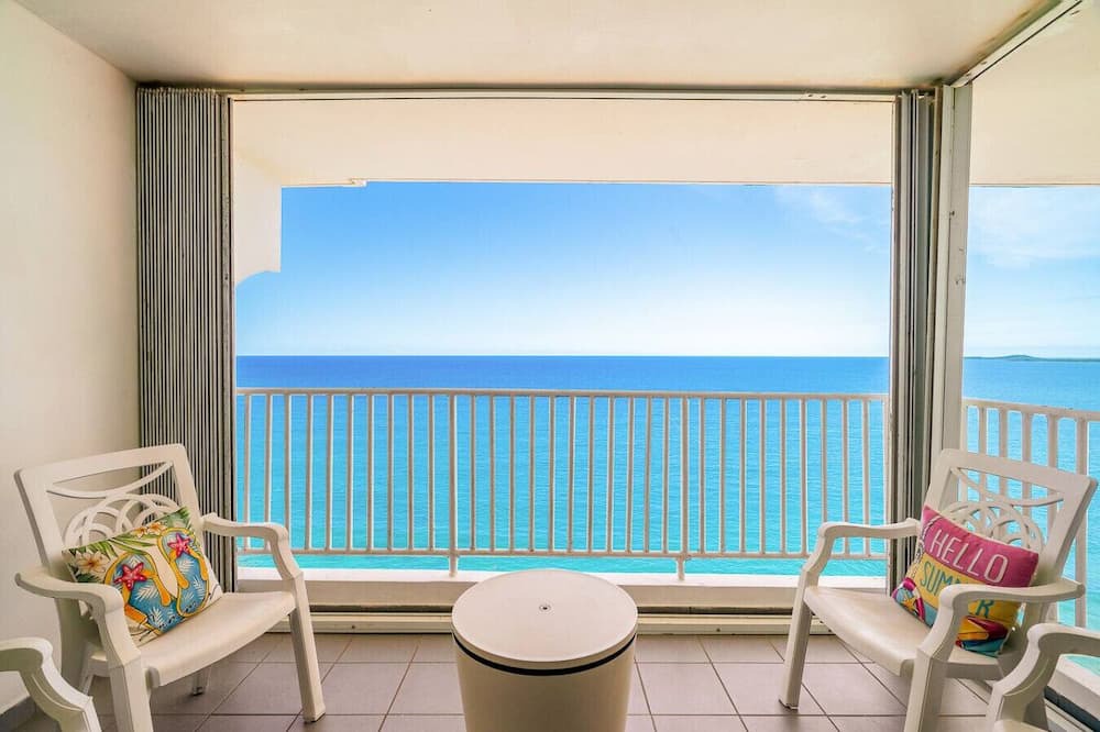 La Pared Apartment | Captain’s Beachfront Pool and Parking