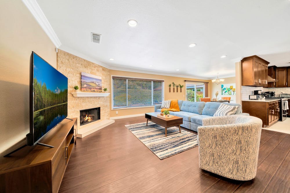 Tustin House | Close to Disney and the Beach! Central OC Location