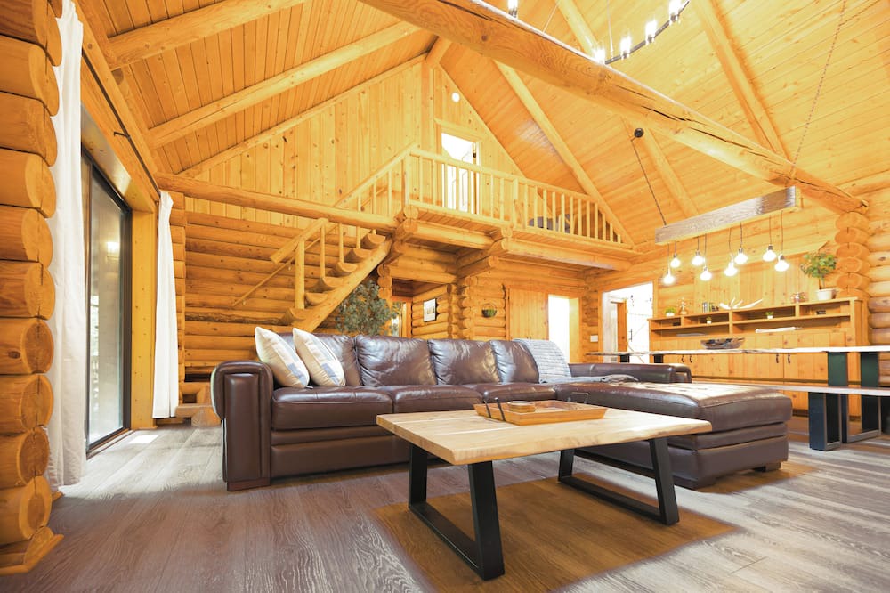 Arlington Cabin | Riverfront - Log Home - Hot Tub - Game Room