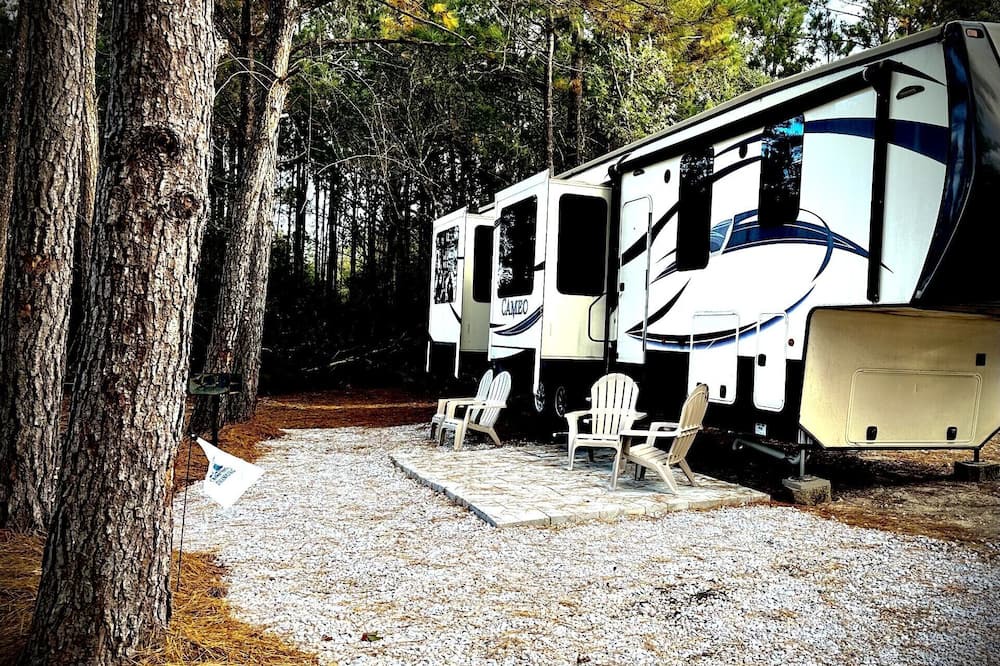 Pearlington House | Luzury 5th Wheel on the Ms Gulf Coast with access to all Campground amenities.