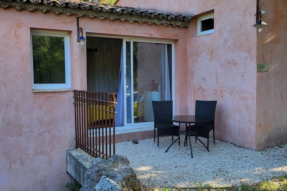 Vagnas Bed & Breakfast | Chambre BAMBOU with terrace, private entrance, swimming pool and parking lot