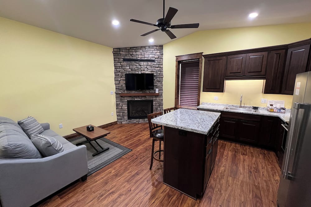 Sabetha House | Business Stay Made Easy - Remodeled Downtown Apt w/Workspace