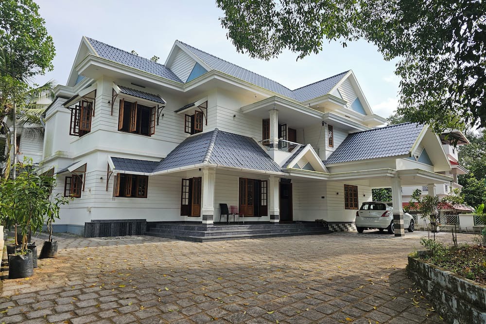 Kochi House | Family friendly 4 bedrooms with airconditioners, spacious, fully equipped house.