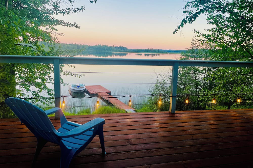 Regional District of Fraser-Fort George Cabin | Cozy lakefront cabin on Nukko Lake.